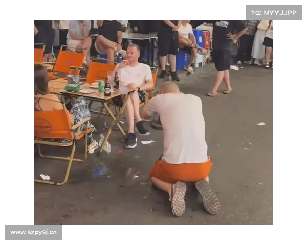 光头男街头跪拜引围观，东北老铁神操作全网炸！桂林路变社会奇观